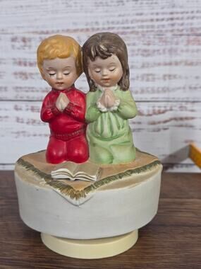 VTG Musical Wind-Up 1980 M.W. Co Praying Children Play Jesus Loves Me